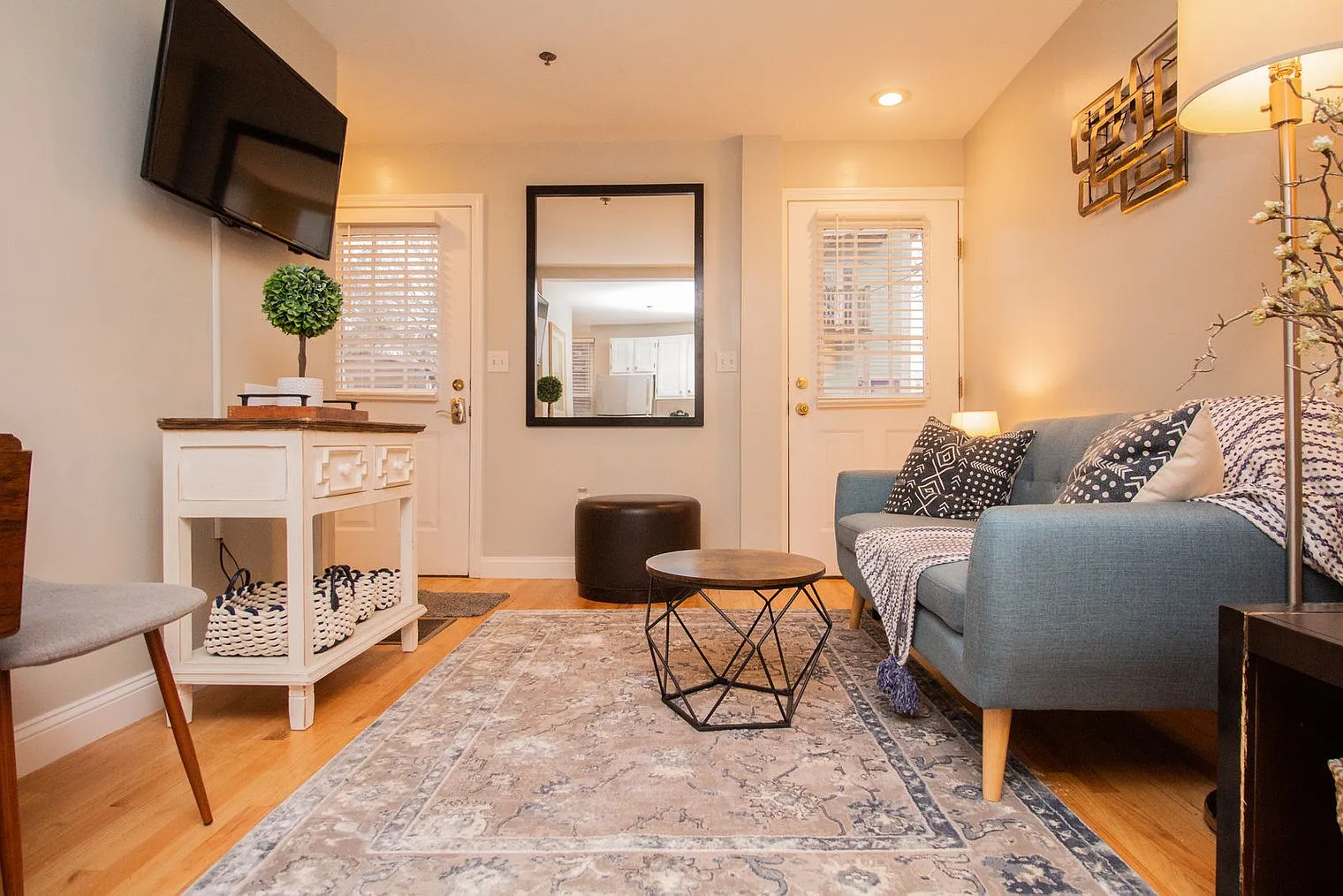 2 bed, 1.5 bath, 893 sqft, $5,078 — Photo 1