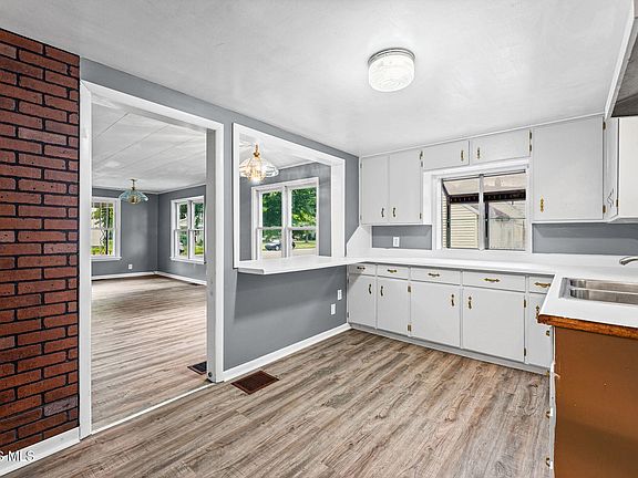 3rd image of 643 Center St
