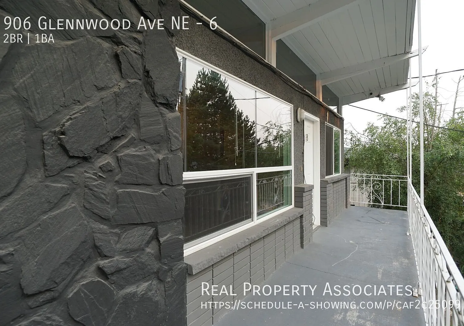 Top Floor Two Bedroom Apartment in Renton Near Boeing — Photo 1