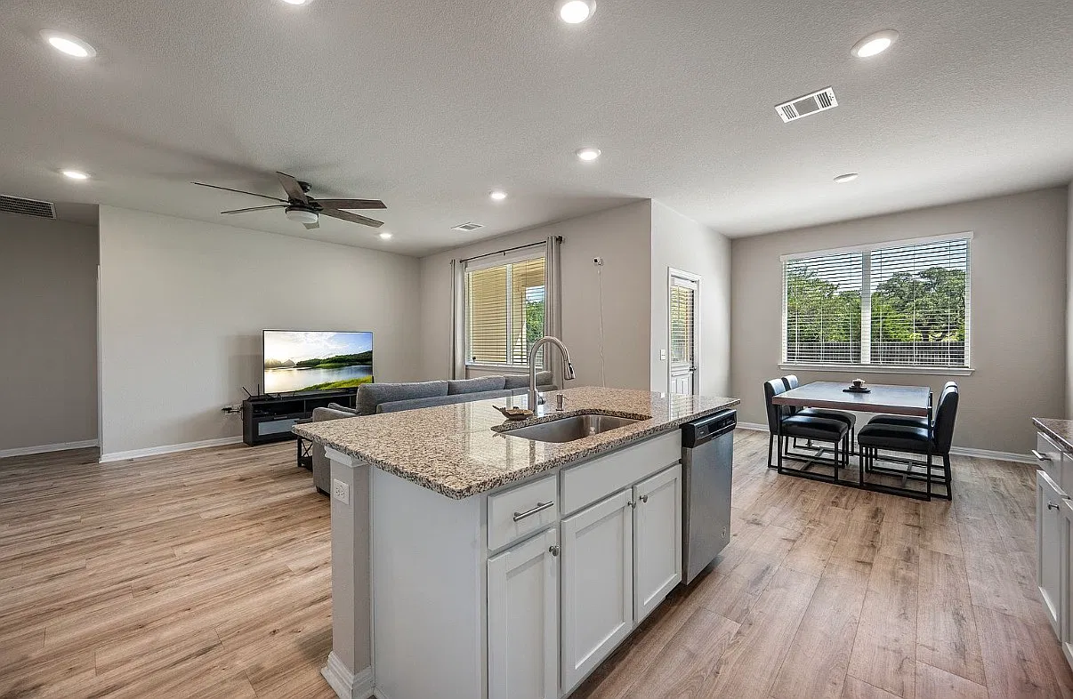 4 bed, 2313 sqft, $790 — Photo 2