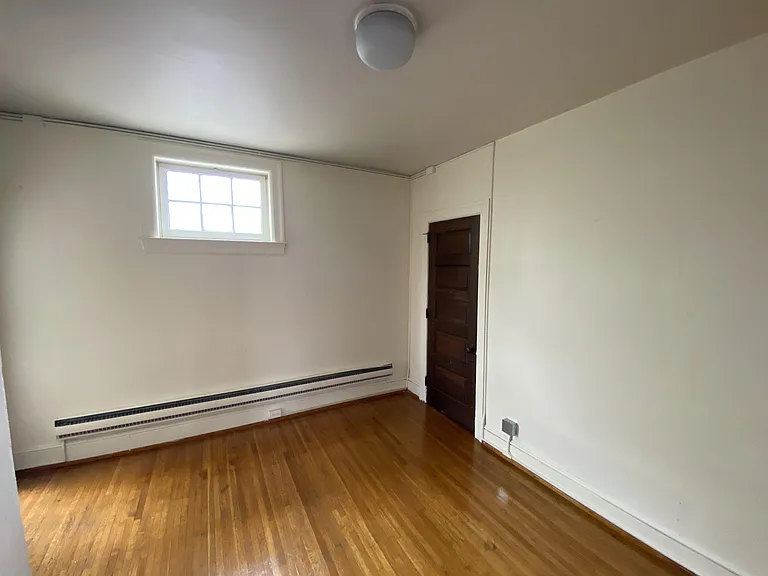 162 E Market St — Photo 8