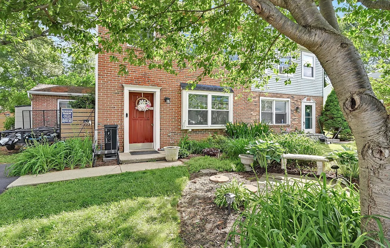 3 bed, 1.5 bath, 1060 sqft, $2,100 — Photo 1