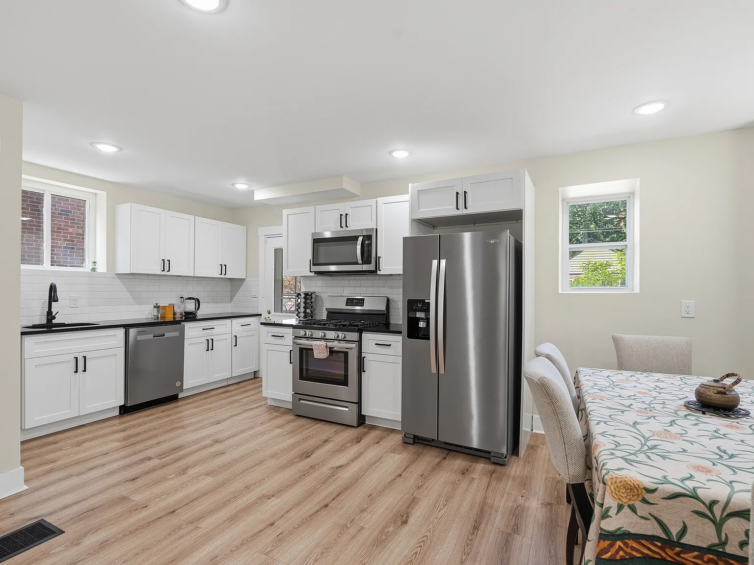 3 bed, 2.5 bath, 1480 sqft, $2,500 — Photo 4