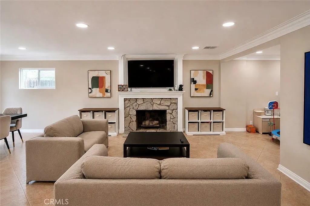 3 bed, 2.5 bath, 2242 sqft, $4,900 — Photo 4