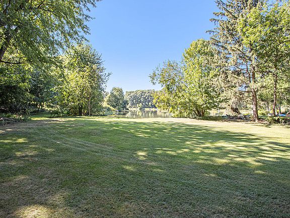 4th image of 160 Shadywood Ln