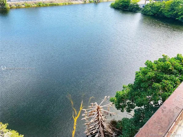 1325 W 68th St APT 221, Hialeah, FL 33014