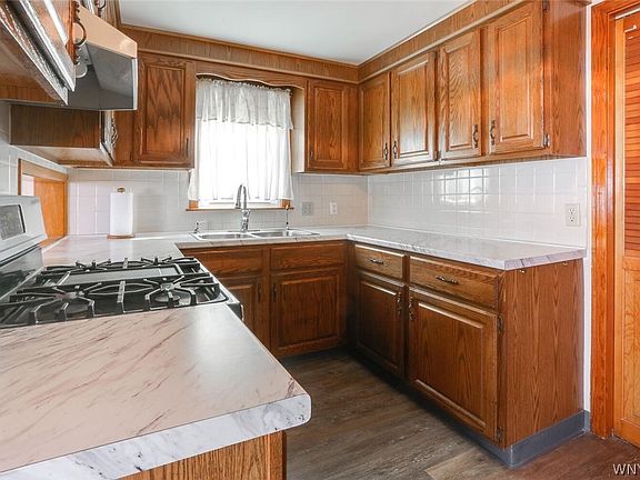 3rd image of 380 Moore Ave
