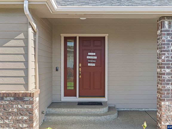 4th image of 613 SW 7th St