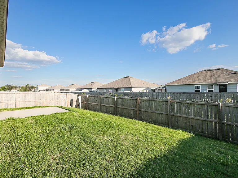 2711 Wyandotte Ave — Photo 19