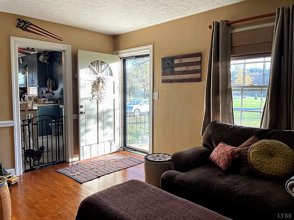 3rd image of 631 Riverview Dr