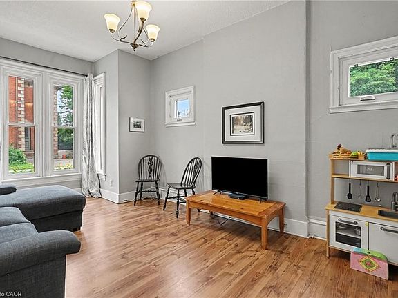 4th image of 22 Stinson St