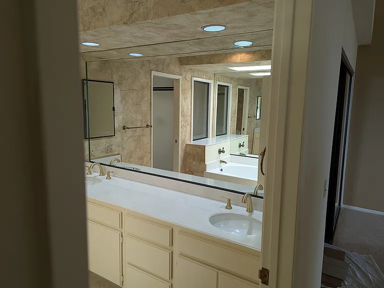 Primary Bedroom en suite bathroom