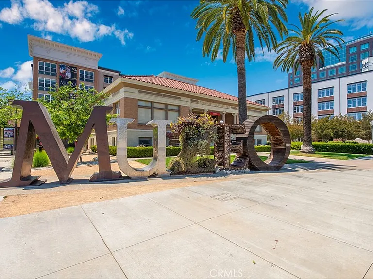 310 S Beachy Pl — Photo 18