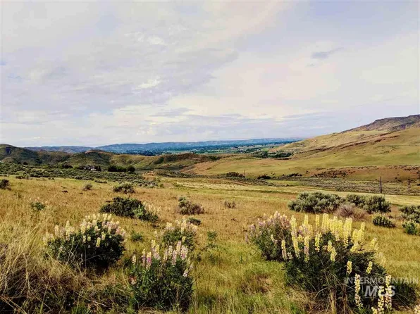 P 8 Spur Ln, Emmett, ID 83617