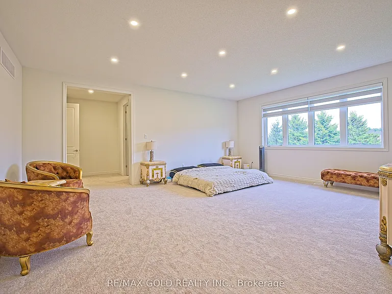 19 Marigold Blvd — Photo 44