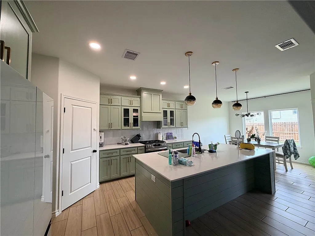 4 bed, 3.0 bath, 1810 sqft, $2,600 — Photo 2