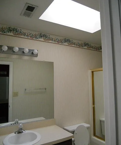 OLDER PHOTO - UPDATED PAINT/FLOORING/FIXTURES/SLIDING SHOWER DOORS -Upstairs bathroom