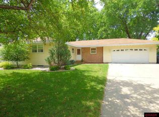 413 Deldona Dr, Mankato, MN 56001