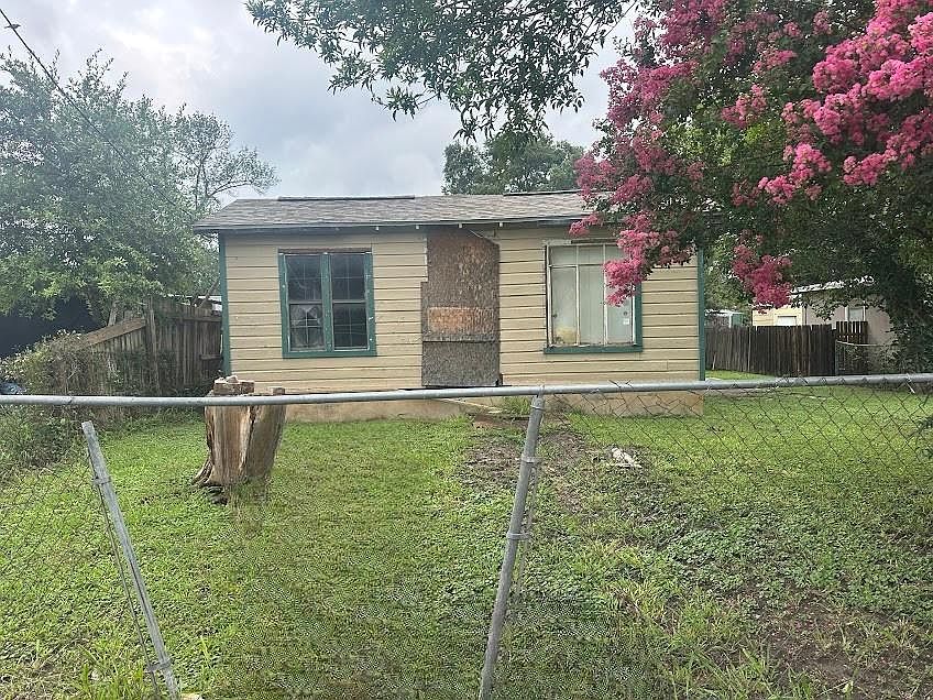 1st image of 1443 Saenz