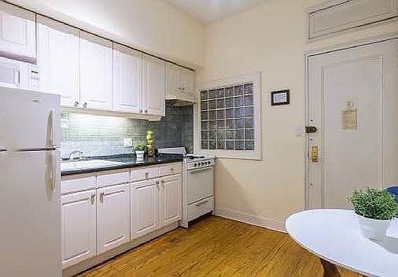 5th image of 402 E 61st St #1A