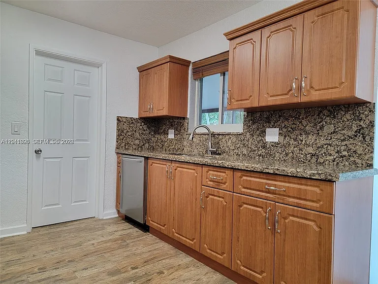 5721 Jefferson St — Photo 9