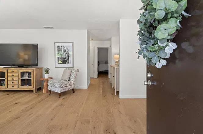 2 bed, 1099 sqft, $2,400 — Photo 4