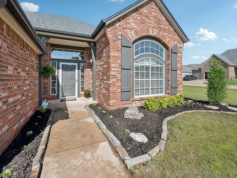 1504 S Desert Palm Ave — Photo 2