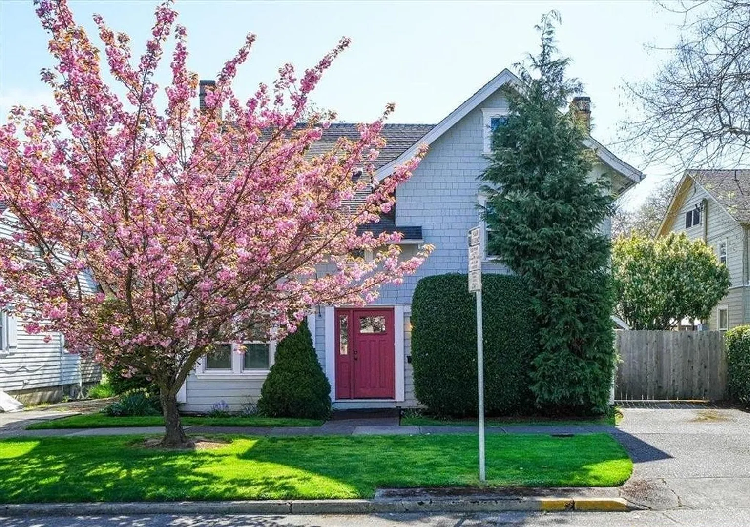 Location Matters ~ 4 Bedroom + Bonus Room ~ Walking Distance To Osu — Photo 1