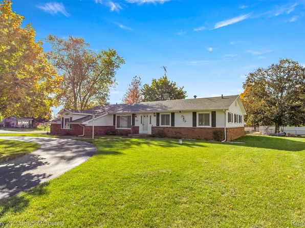 6934 Colonial Dr, Tecumseh, MI 49286