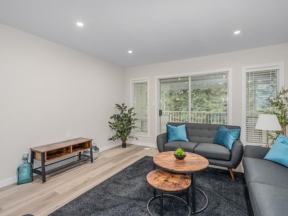 4th image of 3055 Trafalgar St #35