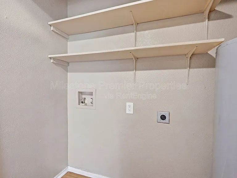 1701 W Elm St — Photo 14