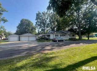 102 S Pine St, Stonington, IL 62567