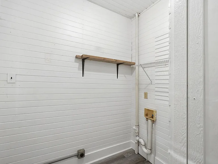 735 Victoria St — Photo 10