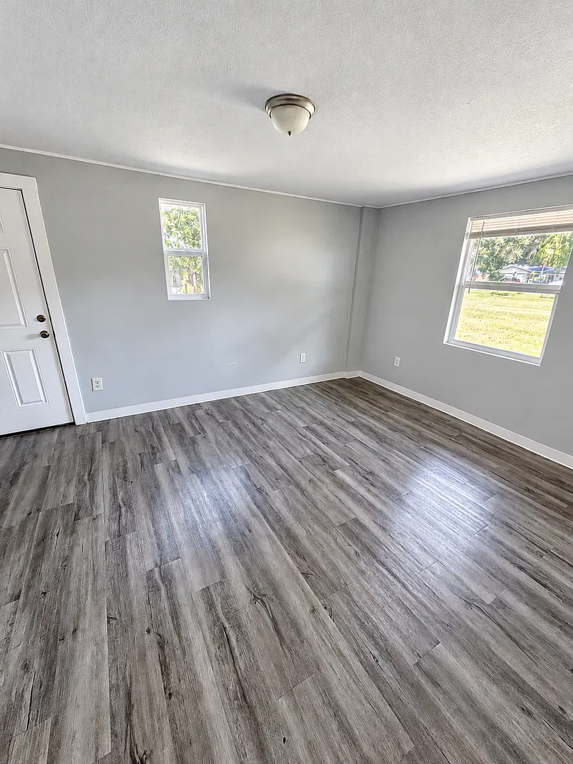 Recently Remodeled 2BR/1BA Zephyrhills Home Water & Sewer Included! — Photo 2
