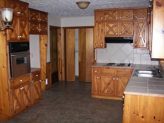 kitchen w/ tile counters