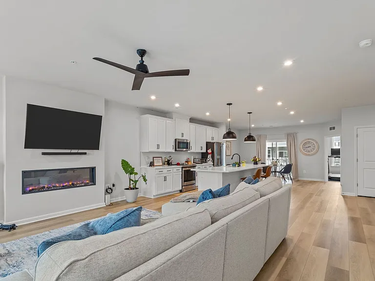 642 Brookwood Glen Ter #B — Photo 5