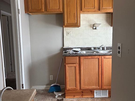 4th image of 2668 Lawrence St