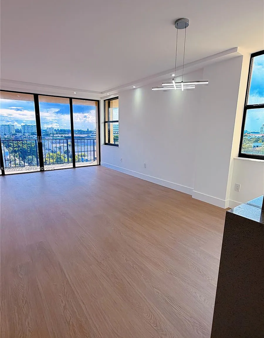 Greenwich Ph I Condo — Photo 3