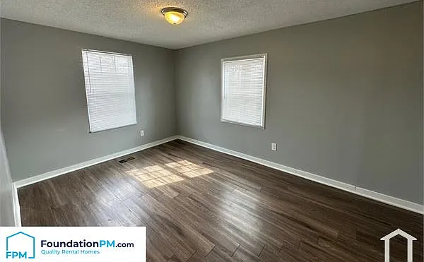 1392 Kyle St — Photo 15