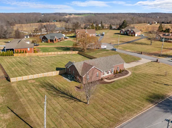 1021 Somerville Dr, Cottontown, TN 37048