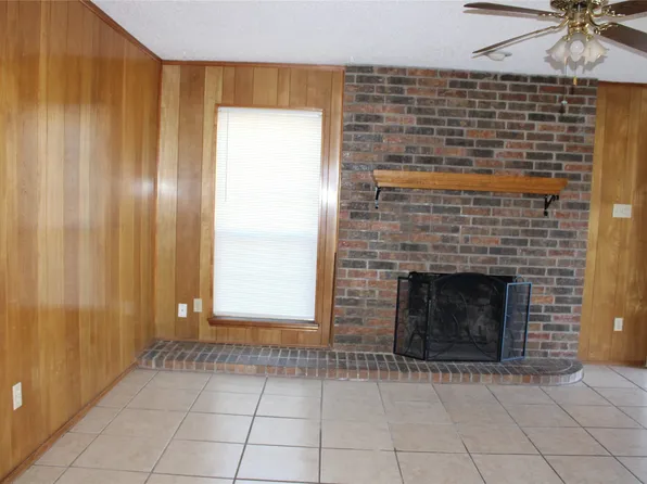 613 NW Renfro St, Burleson, TX 76028