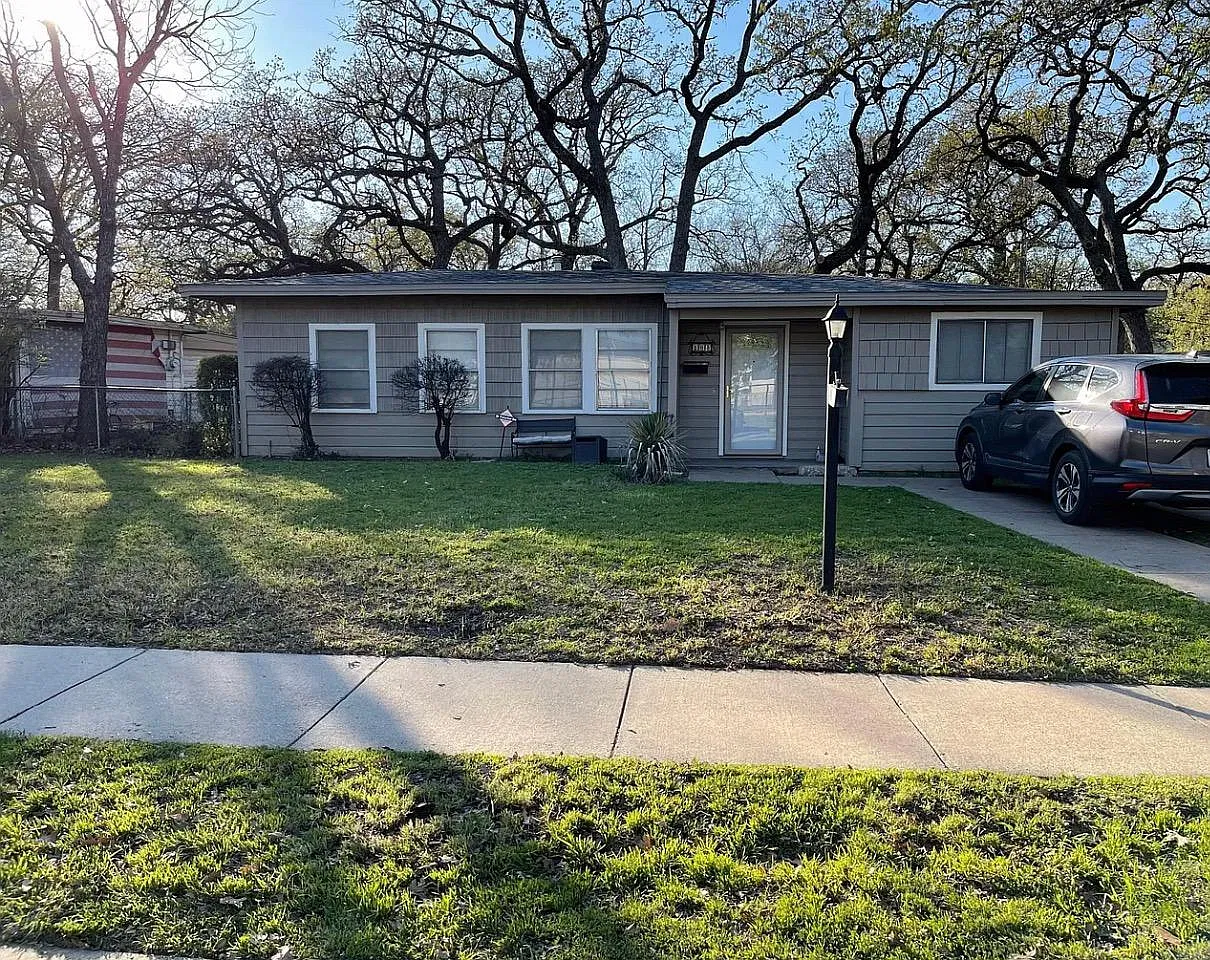 3 bed, 1194 sqft, $1,875 — Photo 1