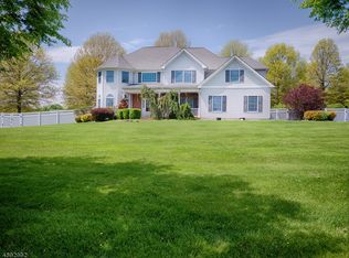 13 Grove Farm Rd, Pittstown, NJ 08867