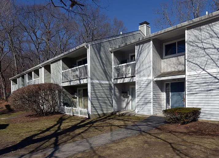 Shorewood Apartments and Townhomes — Photo 28