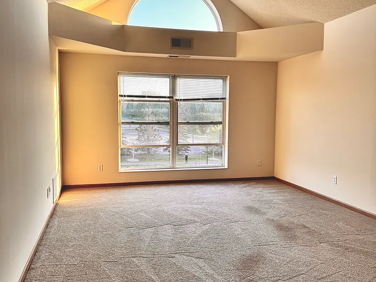 Crown Villa Apartments — Photo 29