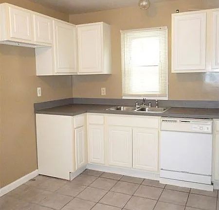 5th image of 21606 Trombly St