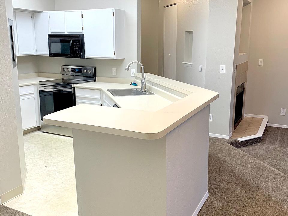 Kitchen with breakfast bar.