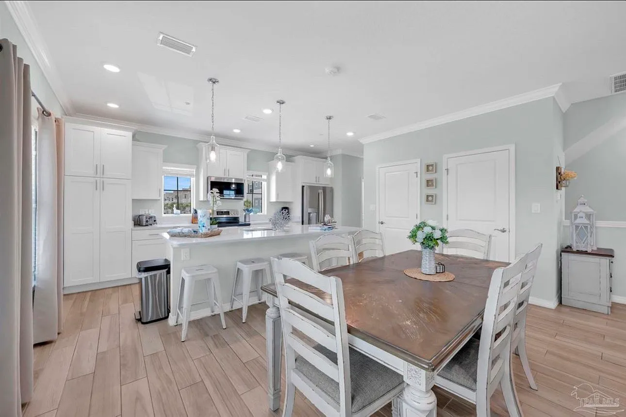 3 bed, 2.5 bath, 1712 sqft, $3,600 — Photo 3