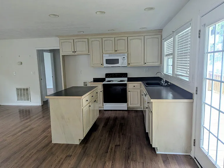 157 Lakeview Dr S — Photo 13