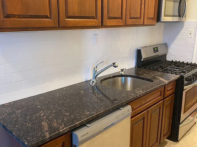 Sevilla Grande - Renovated Units at Journal Square Path — Photo 39